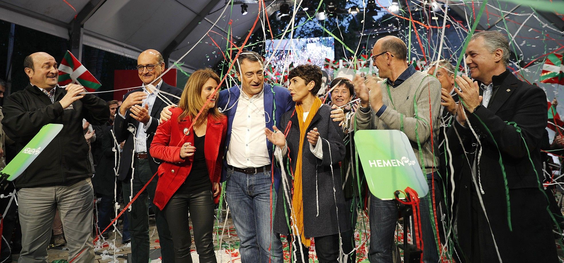 EAJ. Bilbon (Bizkaia) egin du kanpaina amaierako ekitaldia EAJk. Aitor Esteban Bizkaiko hautagaia irudiaren erdian. LUIS TEJIDO / EFE. EAJ. Bilbon (Bizkaia) egin du kanpaina amaierako ekitaldia EAJk. Aitor Esteban Bizkaiko hautagaia irudiaren erdian. LUIS TEJIDO / EFE.