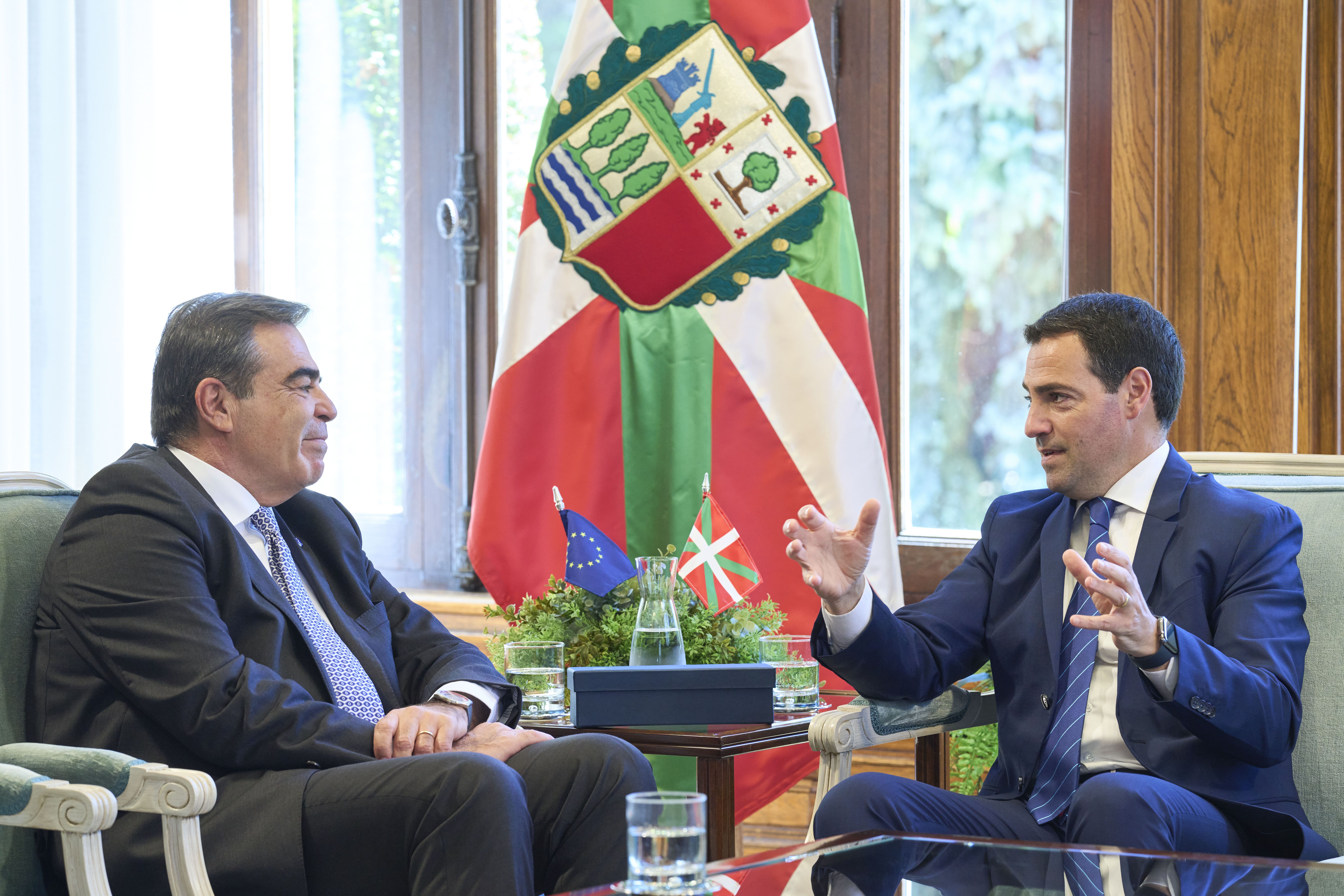Imanol Pradales lehendakaria, atzo, Margaritis Schinas Europako Batzordeko presidenteordearekin. ADRIAN RUIZ HIERRO / EFE