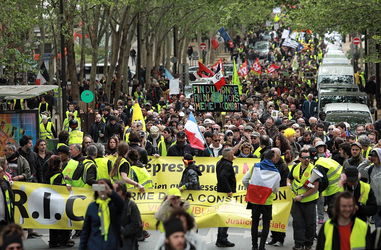 Milaka herritarrek bat egin zuten, atzo ere, Jaka Horien mugimenduarekin. Argazkian, Parisen egindako mobilizazioa. CHRISTOPHE PETIT TESSON / EFE.