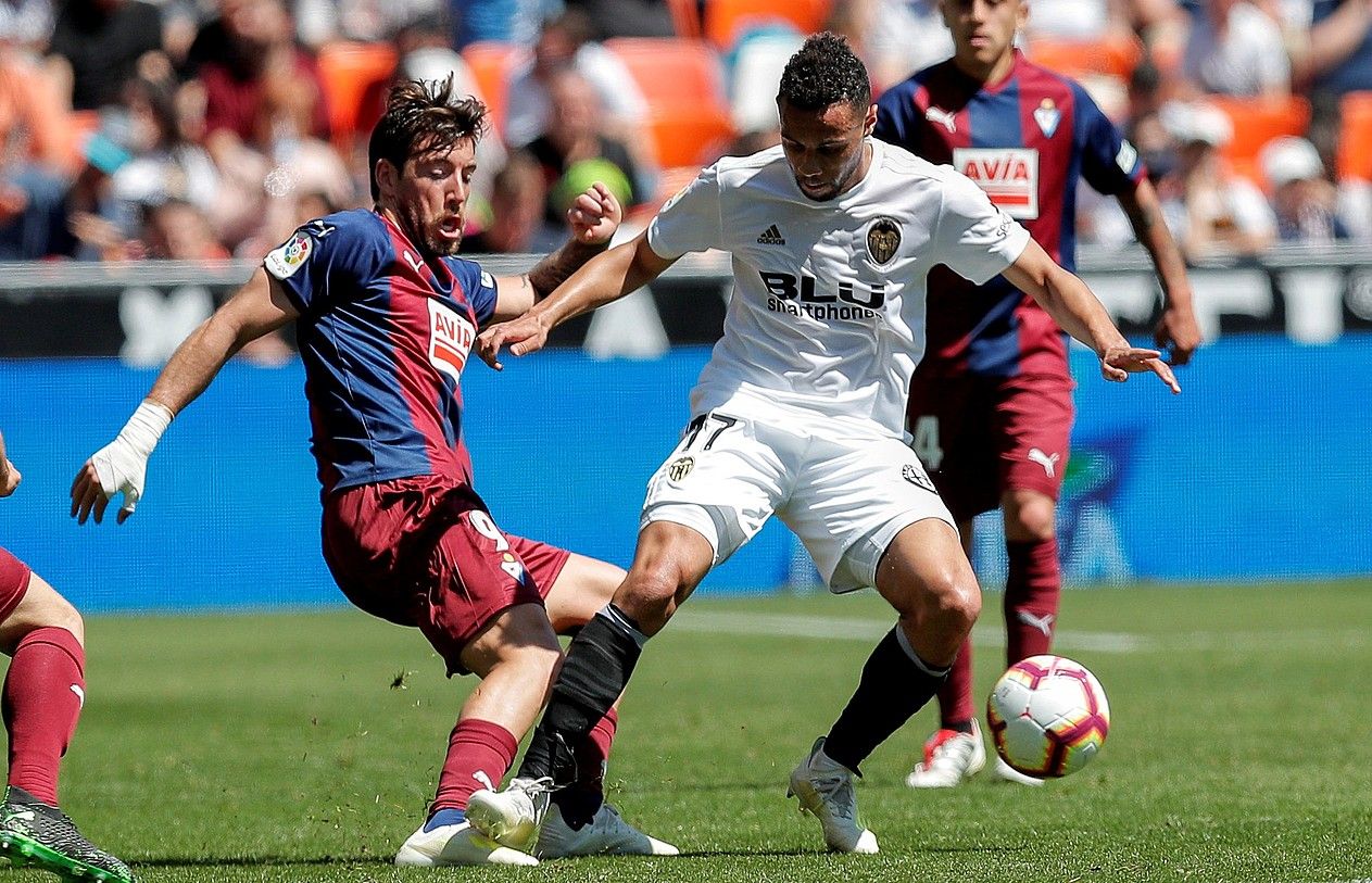 Eibarreko Sergi Enrich eta Valentziako Francis Coquelin lehian atzoko partidan. KAI FÖRSTERLING / EFE. Eibarreko Sergi Enrich eta Valentziako Francis Coquelin lehian atzoko partidan. KAI FÖRSTERLING / EFE.