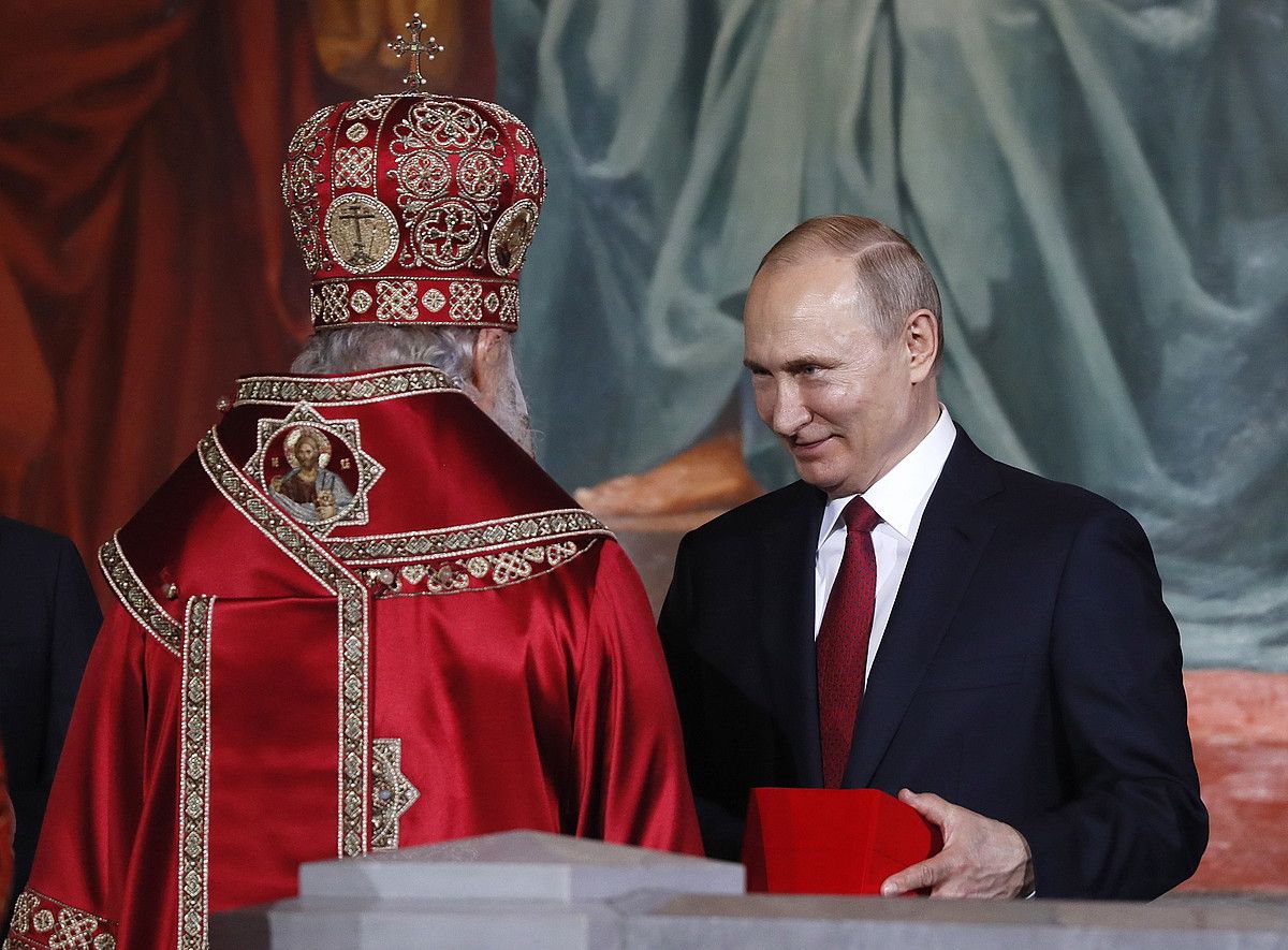 Putin, herenegun, Errusiako patriarkarekin. YURI KOCHETKOV / EFE.