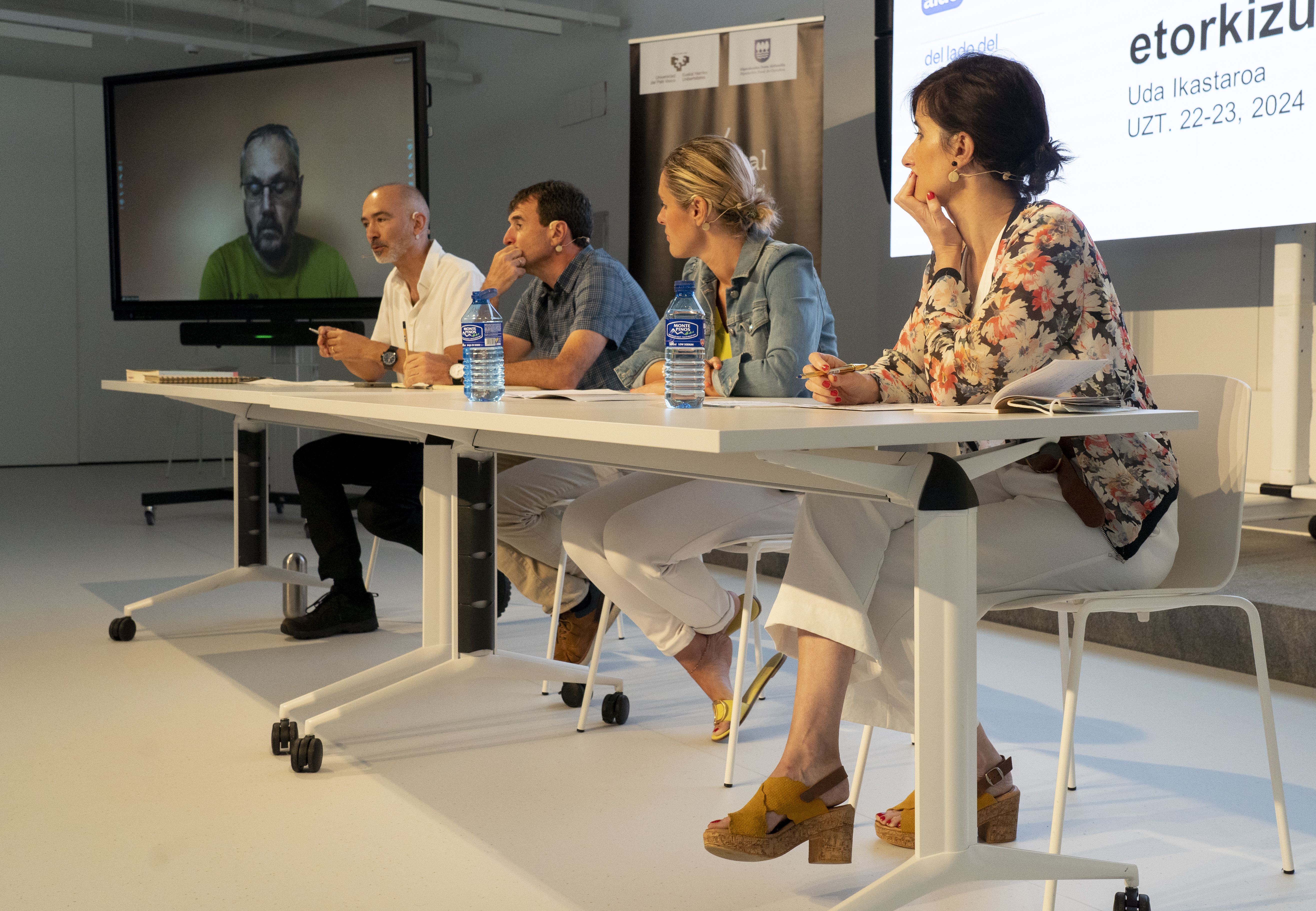 Urko Aiartza, Antonio Casado, Gorka Espiau, Mireia Zarate eta Naiara Goia, atzoko mahai inguruan. RAUL BOGAJO / FOKU