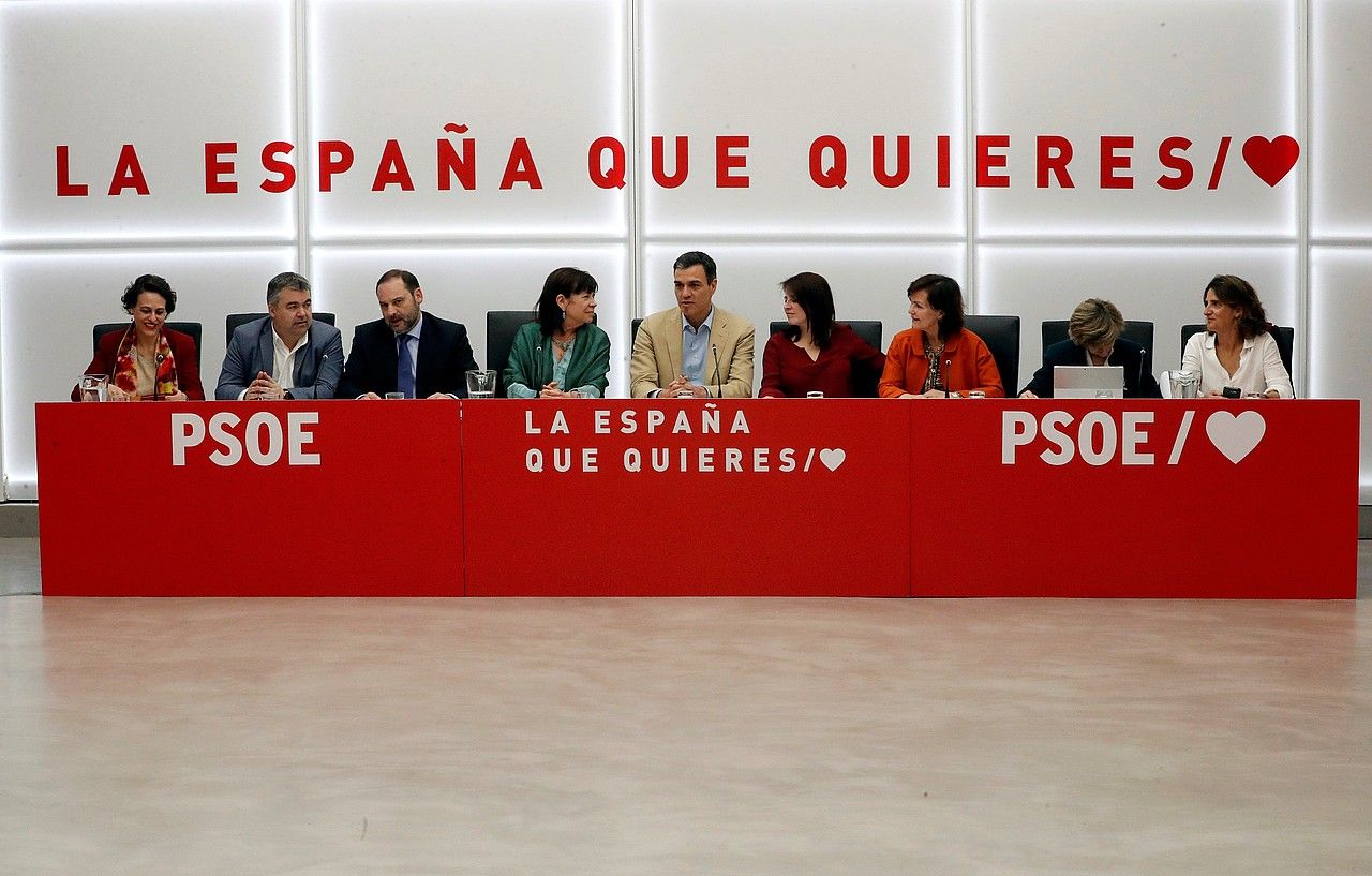 Sanchez, txalo artean. PSOEko zuzendaritza atzo arratsean batzartu zen, emaitzak aztertzeko. ZIPI / EFE.