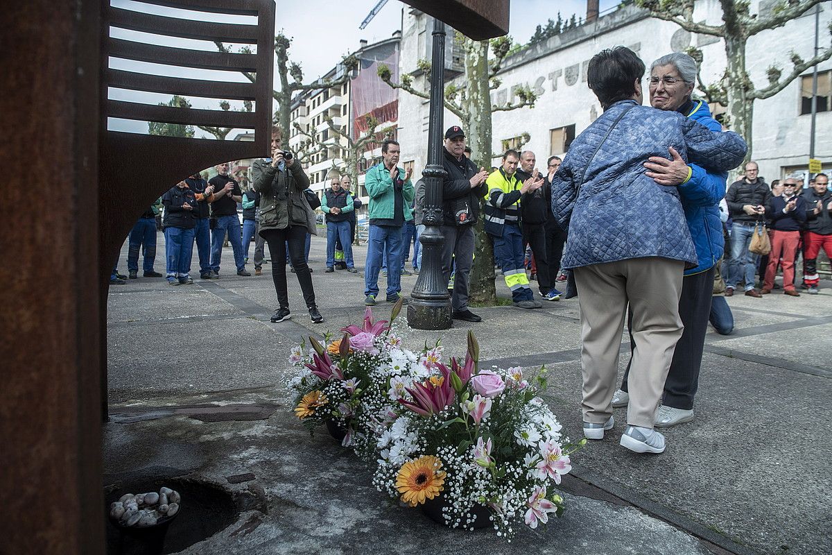 Lore eskaintza amiantoaren azken biktimei, atzo, Beasainen. JON URBE / FOKU.