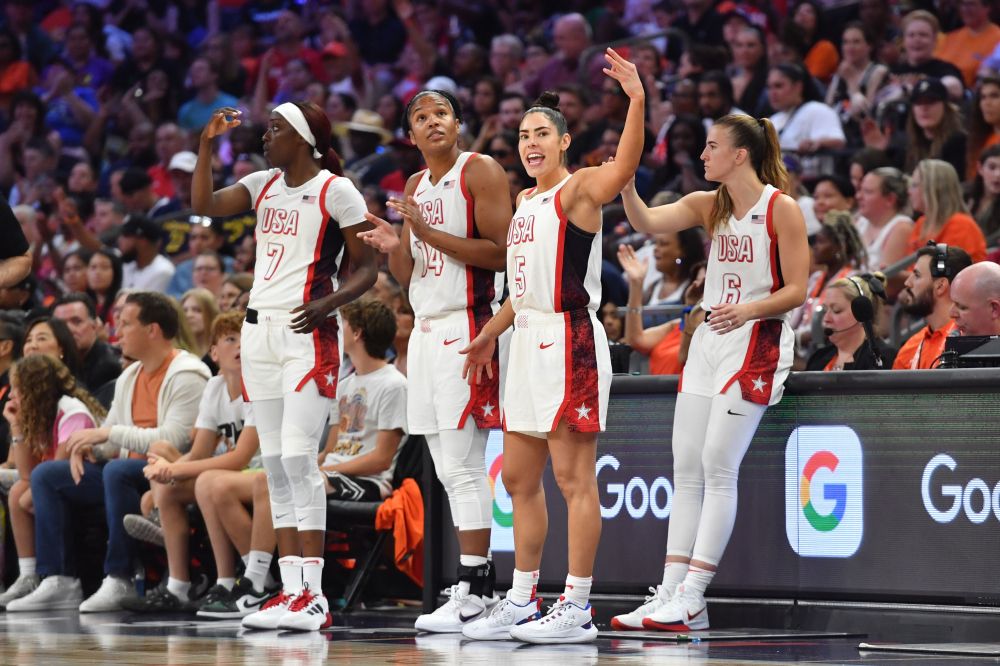 AEBetako emakumezkoen selekzioko jokalarietako lau. @USABASKETBALL AEBetako emakumezkoen selekzioko jokalarietako lau. @USABASKETBALL