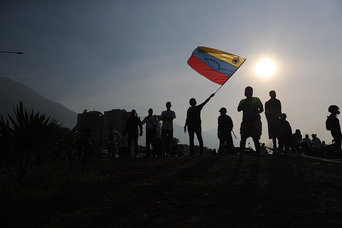 Juan Guaidoren jarraitzaileak kalera atera ziren atzo; baita Nicolas Maduro Venezuelako presidentearen aldekoak ere. Argazkian, oposizioko buruaren zale batzuk. MIGUEL GUTIERREZ / EFE.