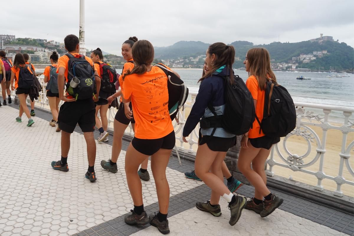 Euskarabenturako gazteak, atzo goizean, Kontxako pasealekuan, Donostian, Igeldora bidean. JON URBE / FOKU