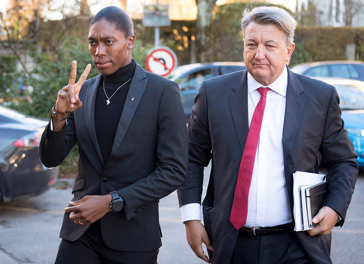 Caster Semenya atleta, Gregory Nott abokatuarekin, otsailean, TASen aurrean deklaratu zuenean. LAURENT GILIERON / EFE.