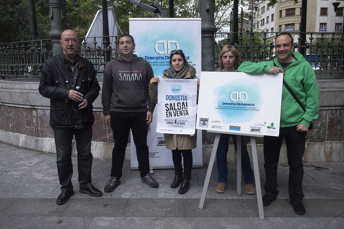 Amador Biteri eta Eihar Egaña, ezkerretik, eta Xabier Rubio, eskuinetik lehena, manifestazioa aurkezten, atzo. J. URBE / FOKU.