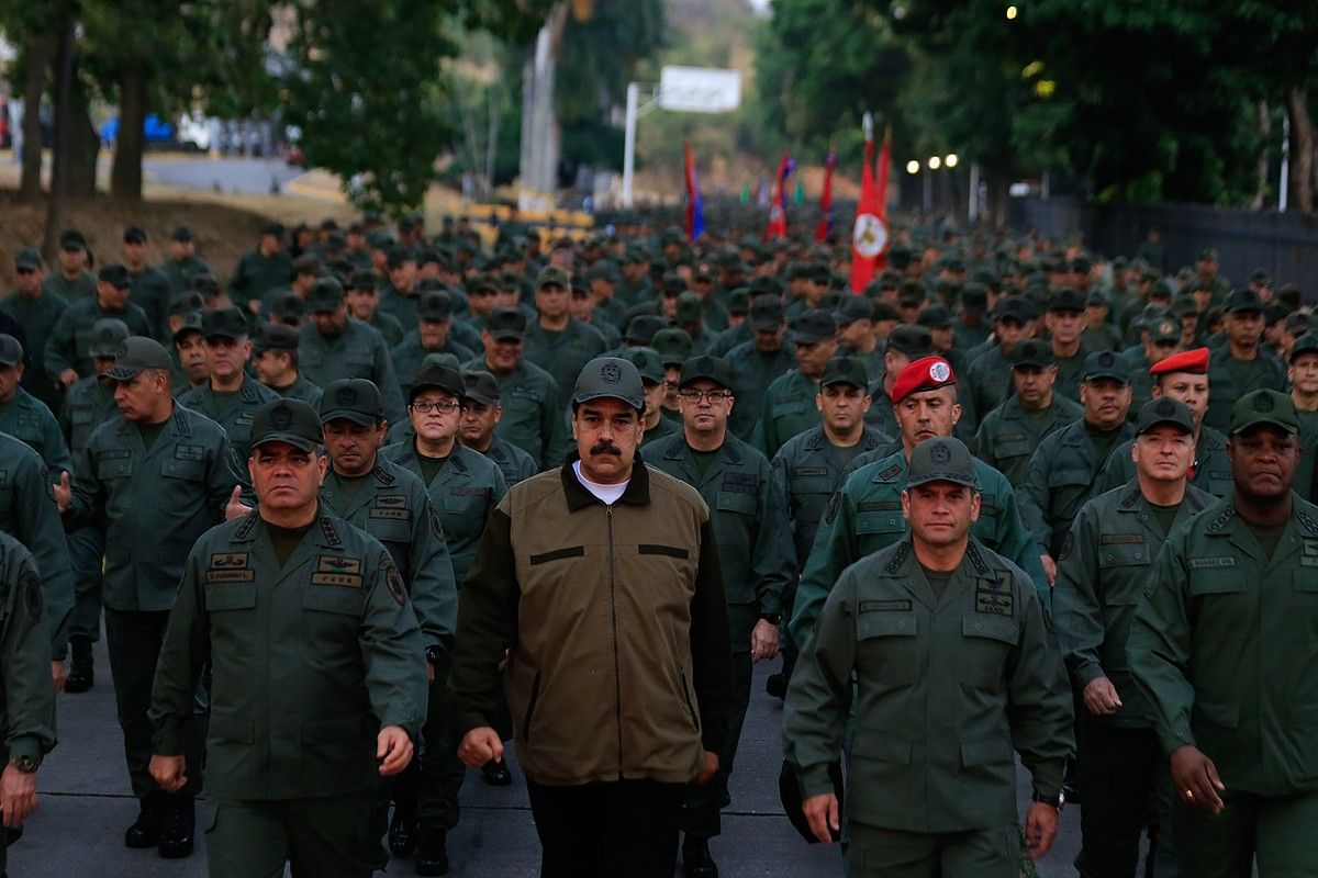 Nicolas Maduro Venezuelako presidentea armadako kideekin, atzo, Caracasen egin zuten Leialtasunaren martxan. EFE.