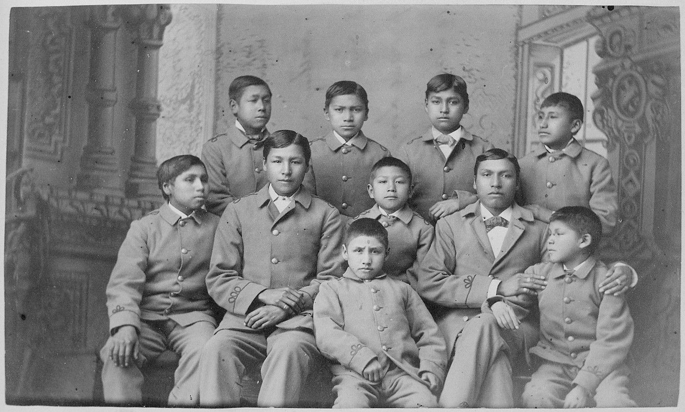 Haur indigenak, 1880an, Pennsylvaniako (AEB) Carlisle Indiar Eskolan hartutako irudian. AEB-ETAKO ARTXIBO NAZIONALA.