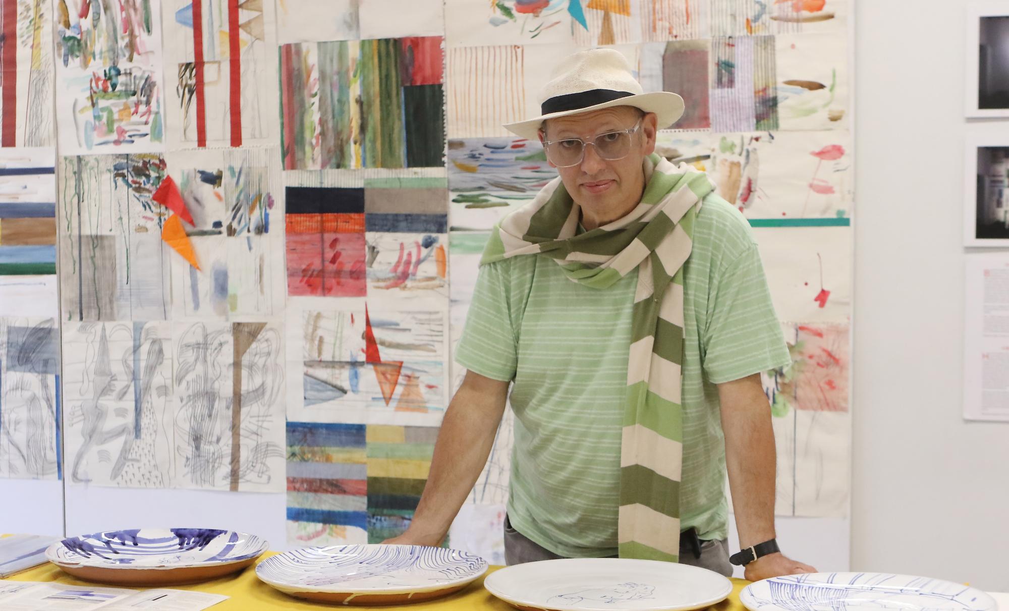 Erramun Mendibelanda artista eta bere proiektu berriaren bozetoetako bat atzean. OSKAR MATXIN EDESA / FOKU