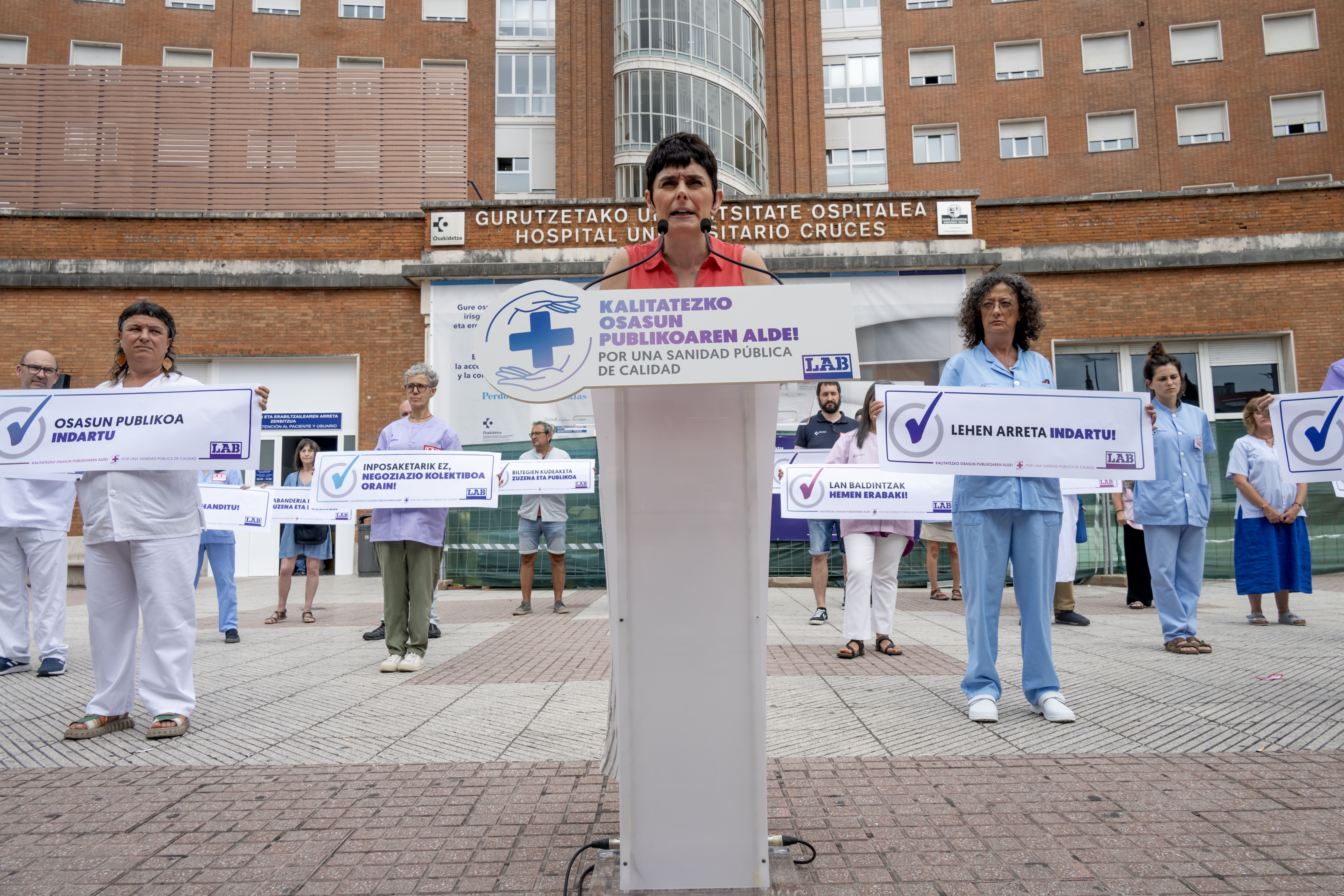 Garbiñe Aranburu LABeko koordinatzaile orokorra, Gurutzetako ospitalean egindako agerraldi batean. MIKEL MARTINEZ DE TRESPUENTES / FOKU