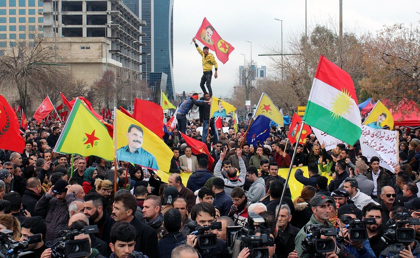 Ocalanen eta YPG Herriaren Babeserako Unitateen banderak, iaz, Sulaimaniyan, Irakeko Kurdistanen. A. ABDULKHALEQ / EFE.