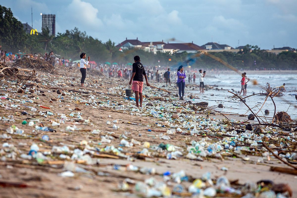 Itsas ekosistemetako arazo handienetako bat da plastikoaren pilaketa. IPBES.