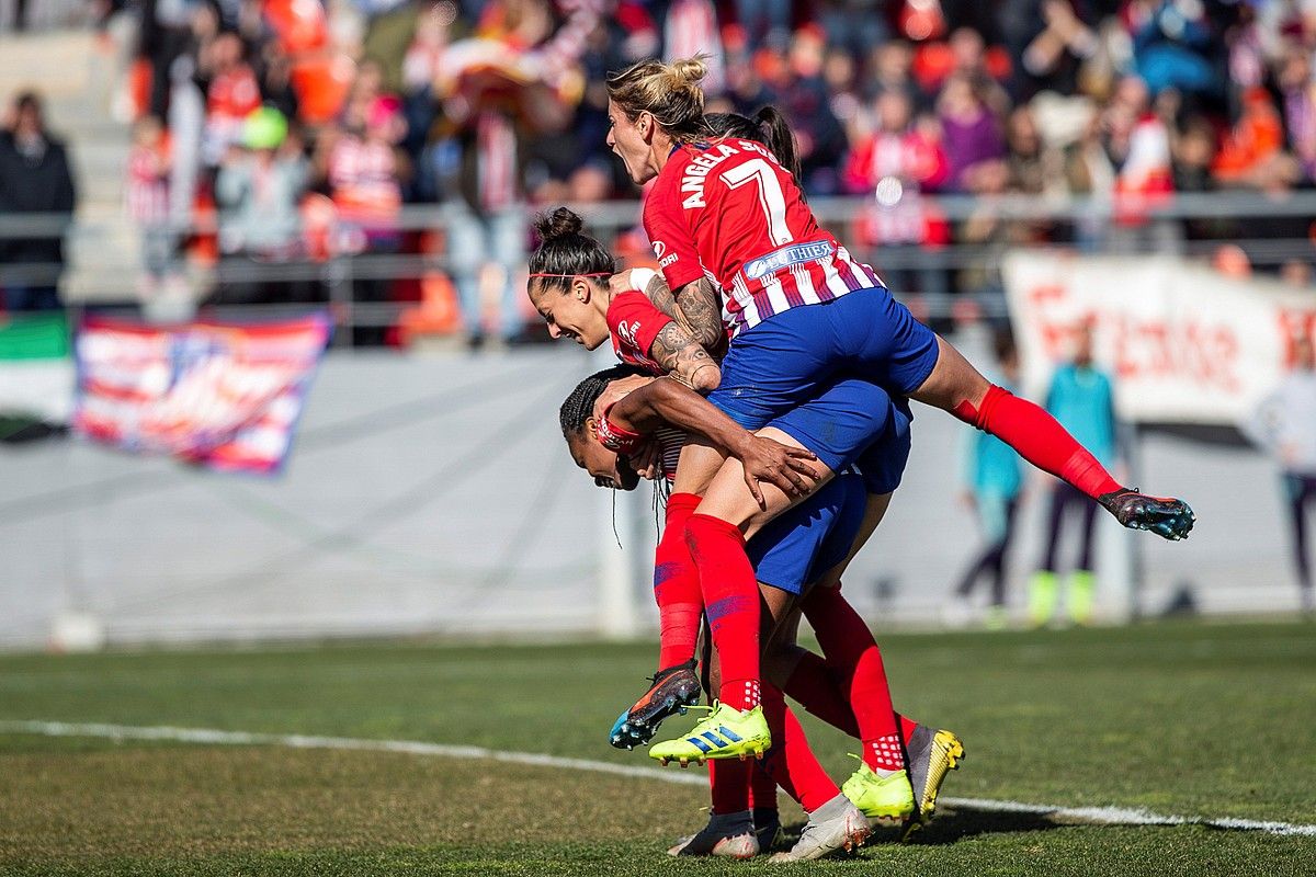 Ludmila Da Silva, Jennifer Hermoso eta Angela Sosa Atletico Madrileko jokalariak, gol bat ospatzen, denboraldi honetan. RODRIGO JIMENEZ / EFE. Ludmila Da Silva, Jennifer Hermoso eta Angela Sosa Atletico Madrileko jokalariak, gol bat ospatzen, denboraldi honetan. RODRIGO JIMENEZ / EFE.
