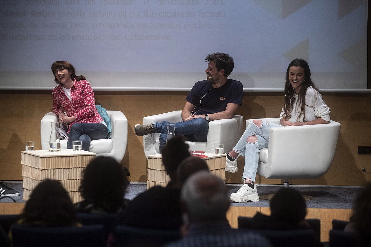 Olatz Beobide, Xabi Zabaleta eta Ainhoa Larrañaga, herenegun, Crossover jaialdian. JON URBE / FOKU.