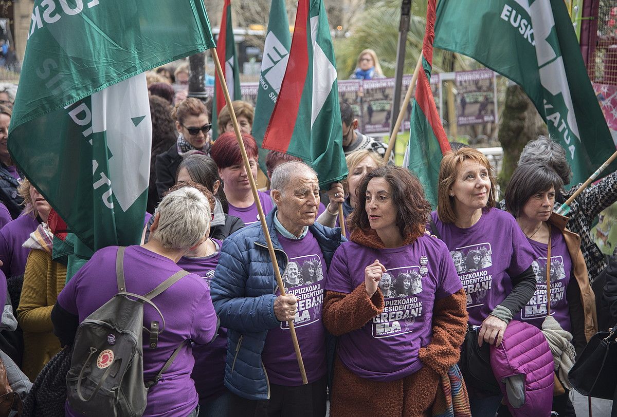 Mobilizazioak. Gipuzkoako zahar etxeetako langileak, protestetako batean. ANDONI CANELLADA /FOKU.