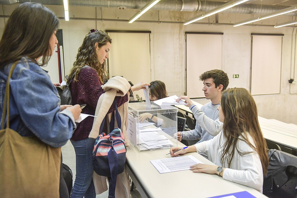 Nafarroako Unibertsitate Publikoko ikasle talde bat errektorea hautatzeko botoa ematen, atzo. IDOIA ZABALETA / FOKU.