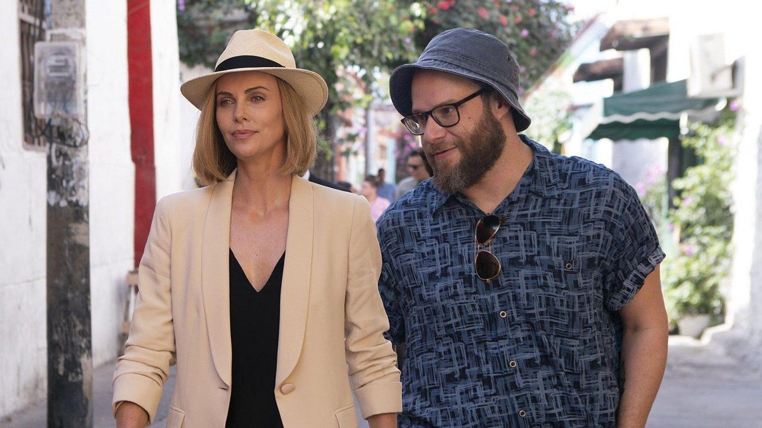 Charlize Theron eta Seth Rogen aktoreak eta filmeko protagonistak, Long Shot-eko eszena batean. BERRIA. Charlize Theron eta Seth Rogen aktoreak eta filmeko protagonistak, Long Shot-eko eszena batean. BERRIA.