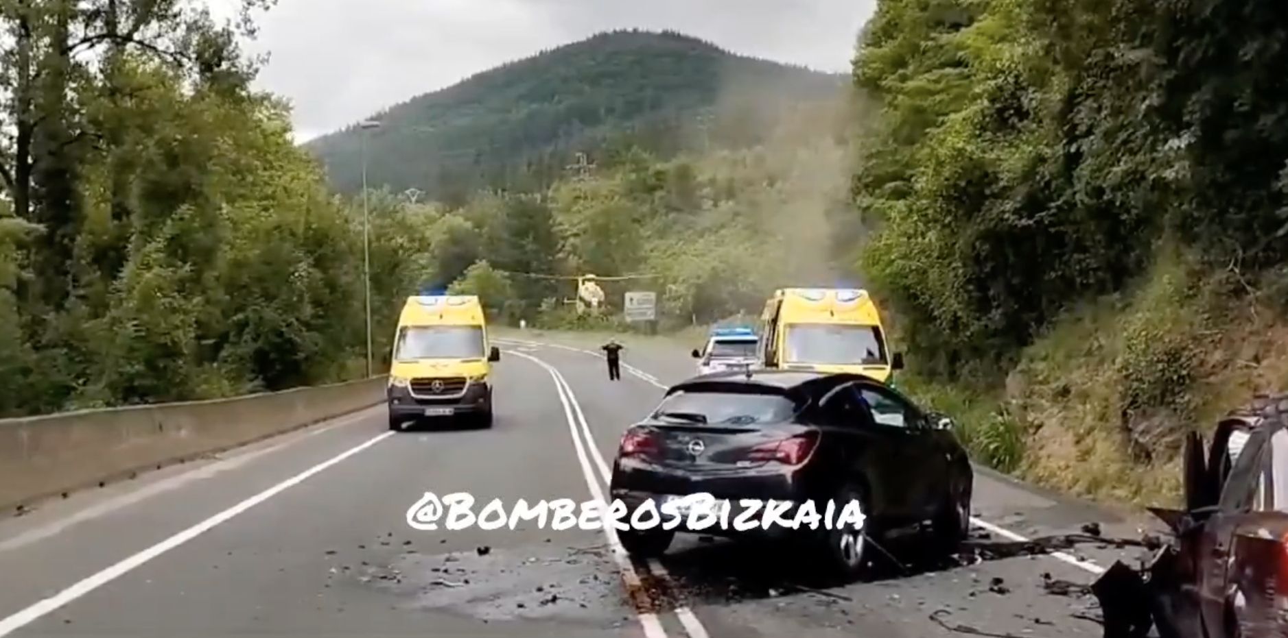 Trafiko istripuaren irudi bat, suhiltzaileek zabaldutakoa. BIZKAIKO SUHILTZAILEAK
