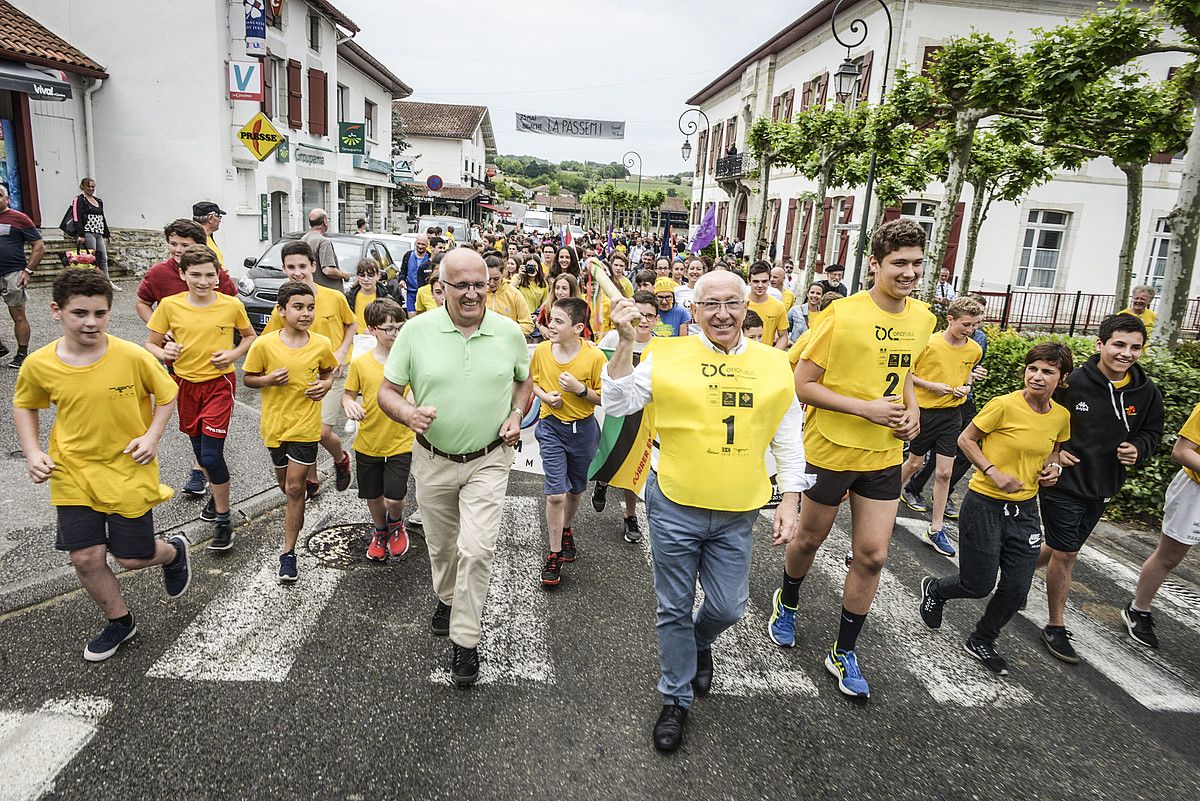 Beñat Arrabit eta Jean Rene Etxegarai, okzitanieraren aldeko La Passem lasterketan, iaz, Bidaxunen. I. MIQUELESTORENA.