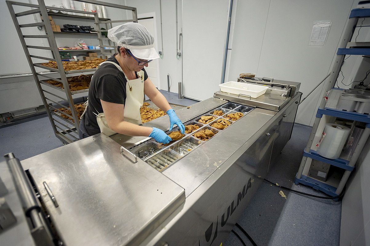 Zuaitzon, tofua eta seitana dituzte abiapuntu hainbat eratako produktuak egiteko. JAIZKI FONTANEDA / FOKU. Zuaitzon, tofua eta seitana dituzte abiapuntu hainbat eratako produktuak egiteko. JAIZKI FONTANEDA / FOKU.