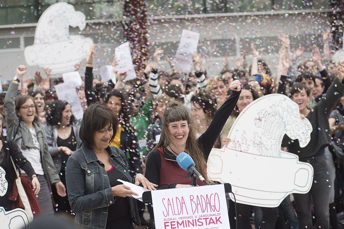 Mugimendu feministako kideak, atzo, Durangoko Landako gunearen aurrealdean egindako agerraldian. JUAN CARLOS RUIZ / FOKU.