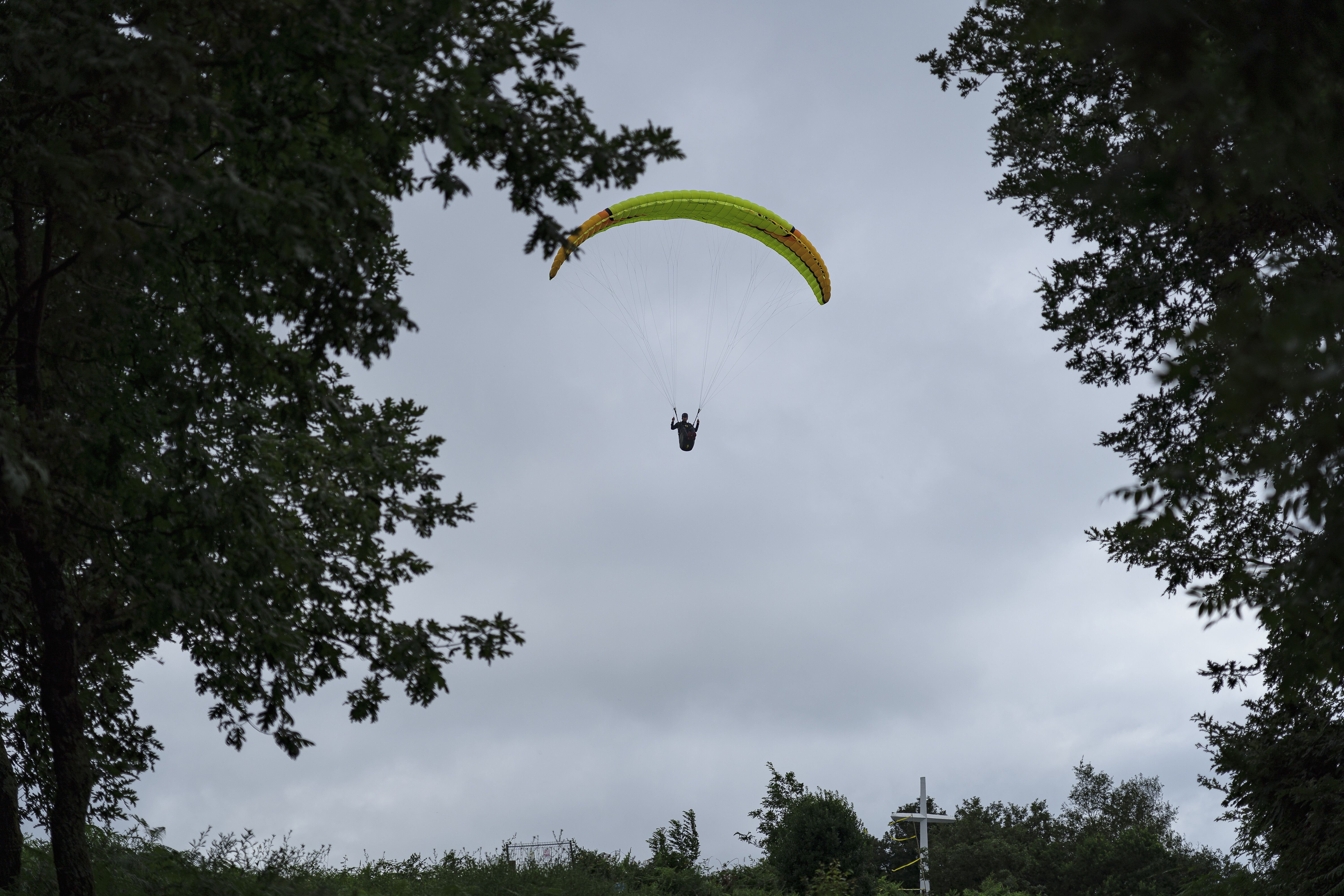 Pertsona bat parapentea egiten. ARITZ LOIOLA / FOKU