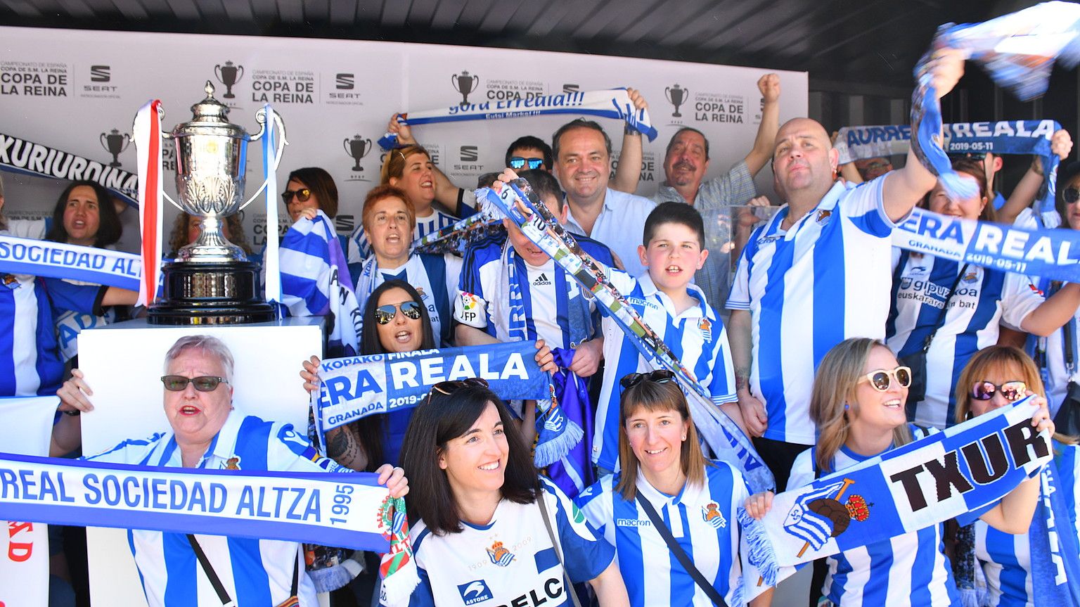 Donostiarras Bartzelonako zale taldeko kideak. LARA MADINABEITIA. Donostiarras Bartzelonako zale taldeko kideak. LARA MADINABEITIA.