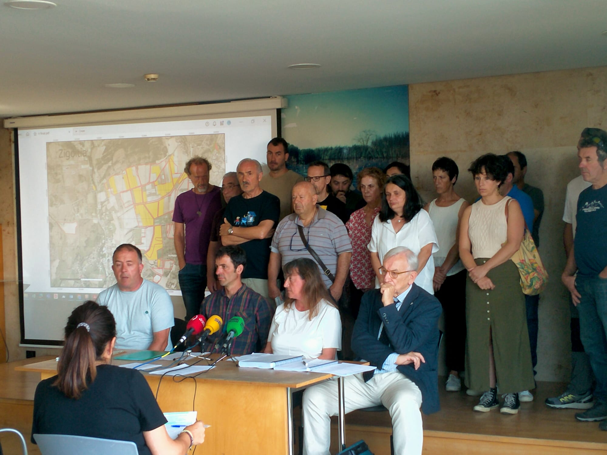 Zigoitia Bai plataformak proiektu fotovoltaikoaren aurka gaur eginiko agerraldia. BERRIA