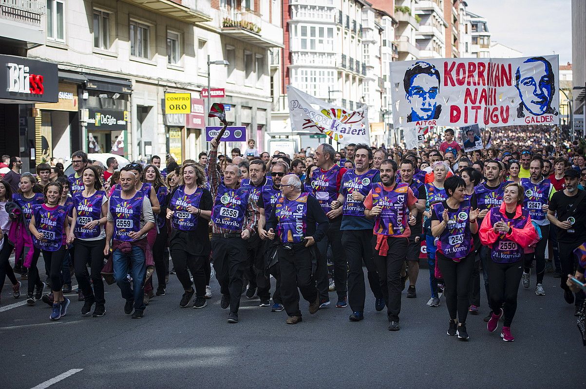 Euskal presoen aldeko afixak 21. Korrikaren azken kilometroetan, Gasteizen. IHANA IRIONDO / FOKU.