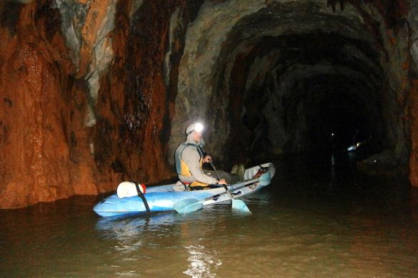 Bizi Txorierri elkarteko kide bat, piraguarekin, Artxandako tunel zaharrean, 2011n. PATXI DIEZ DE ULZURRUN Bizi Txorierri elkarteko kide bat, piraguarekin, Artxandako tunel zaharrean, 2011n. PATXI DIEZ DE ULZURRUN