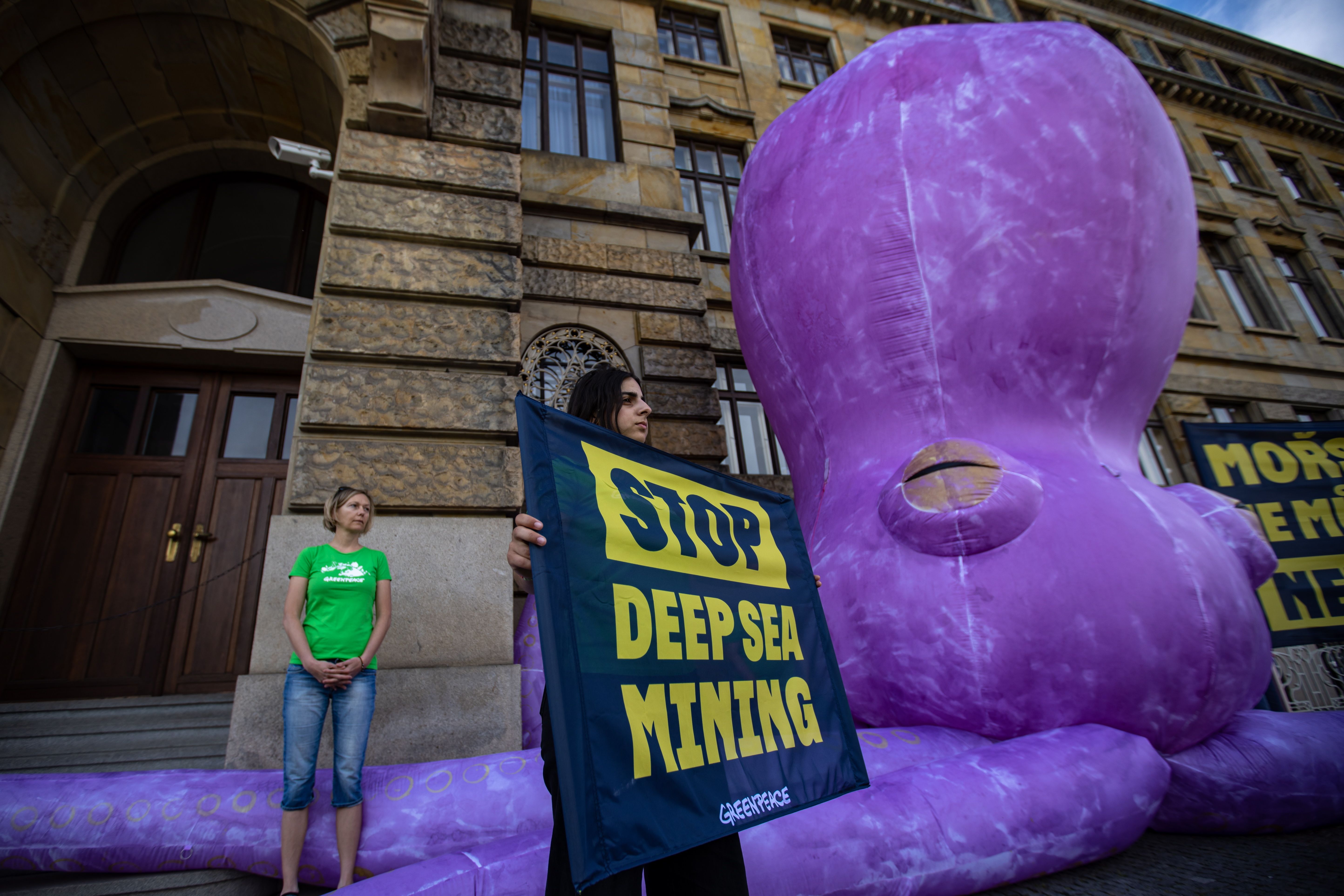 Itsaspeko meatzaritzaren aurkako protesta bat, iaz, Pragan. MARTIN DIVISEK / EFE