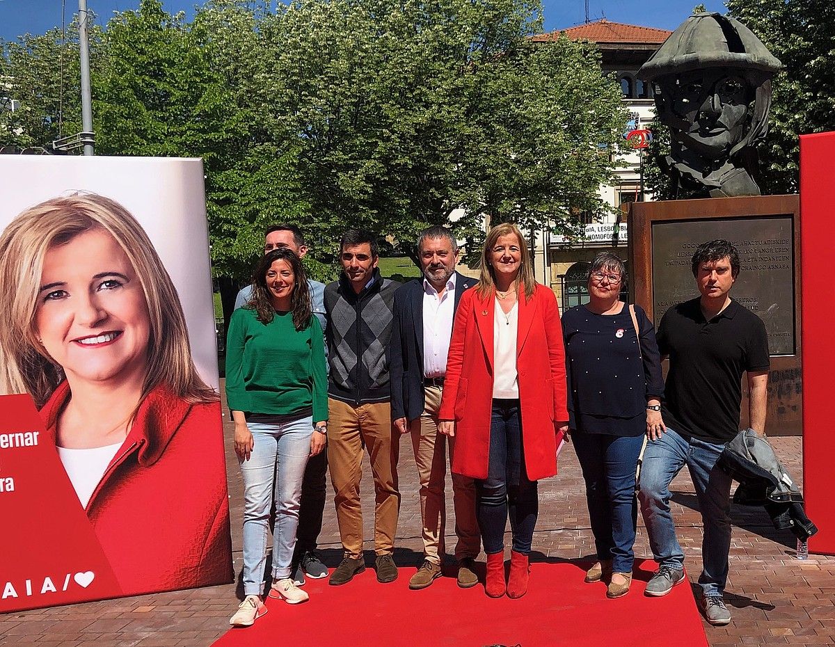 Teresa Laespada, atzo, Sestaon, PSE-EEko beste zenbait hautagairekin. BERRIA. Teresa Laespada, atzo, Sestaon, PSE-EEko beste zenbait hautagairekin. BERRIA.