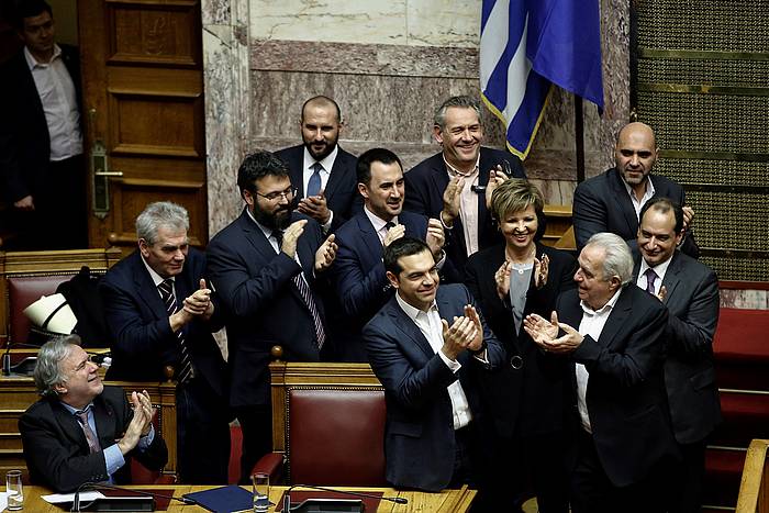 Tsipras, parlamentarien zorionak jasotzen. YANNIS KOLESIDIS / EFE