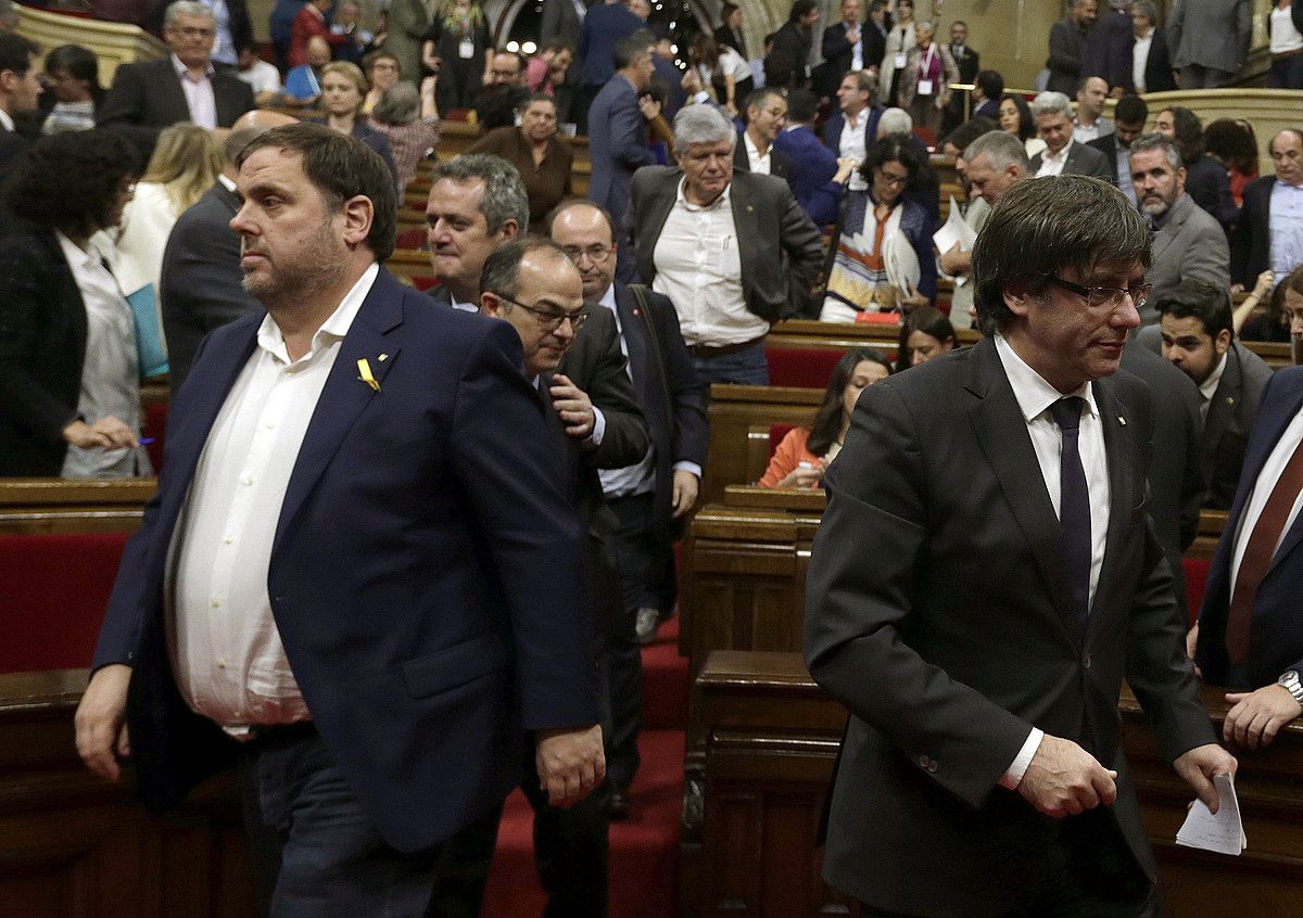 Junqueras eta Puigdemont, 2017ko urriaren 26an, parlamentuan. ALBERTO ESTEVEZ / EFE. Junqueras eta Puigdemont, 2017ko urriaren 26an, parlamentuan. ALBERTO ESTEVEZ / EFE.