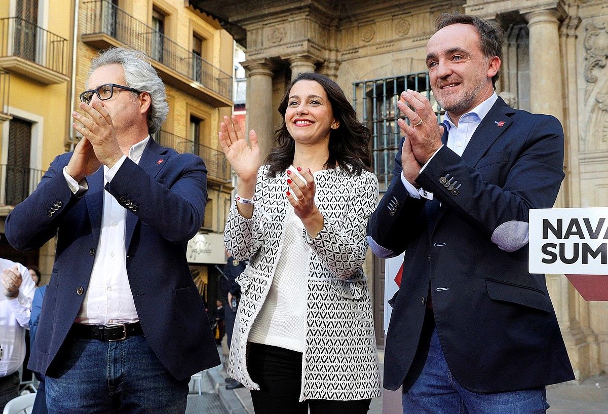 Carlos Perez Nievas, Ines Arrimadas eta Javier Esparza, asteartean, Iruñean. JESUS DIGES / EFE.