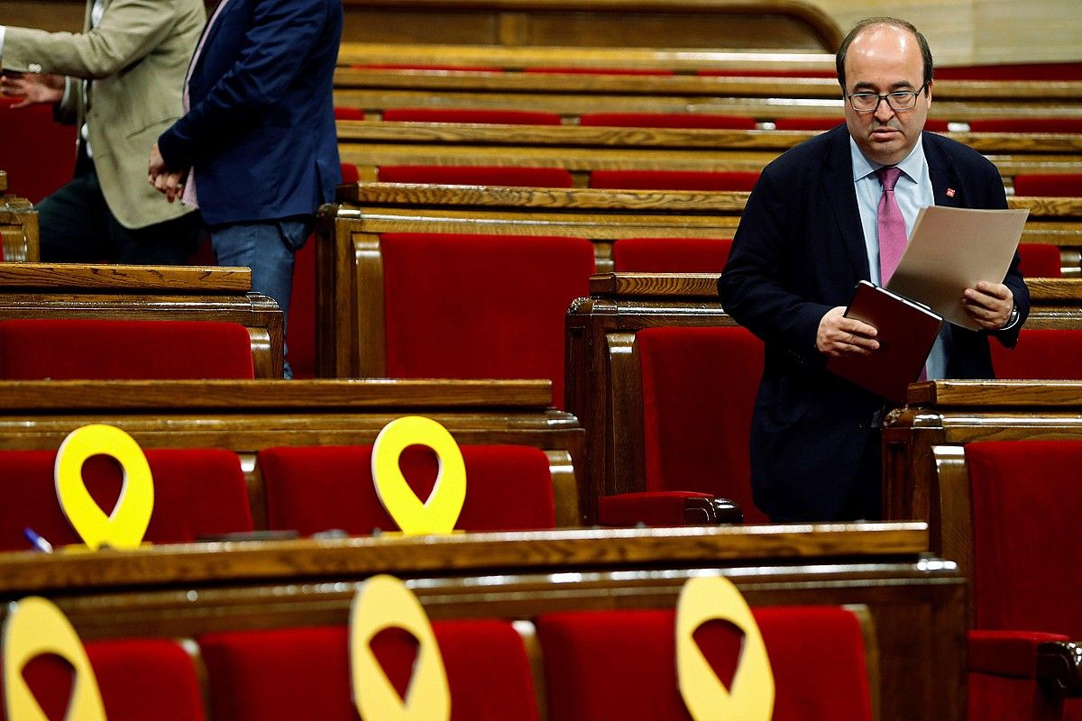 Miquel Iceta PSCko burua, atzo, Kataluniako Parlamentuan, espetxean dituzten lider independentistak oroitzeko xingola horiak ondoan dituela. TONI ALBIR / EFE.