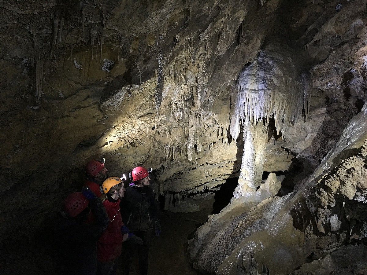 Gaur egingo dute lehenengo irteera, Debako Ermittia Bekoa kobazulora. EUSKAL KOSTALDEKO GEOPARKEA.