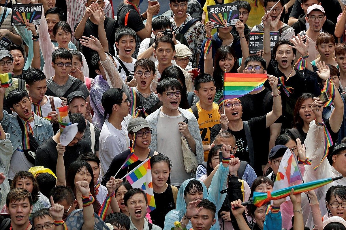 LGTBI kolektiboaren jarraitzaileak, atzo, Taiwanen, legebiltzarrak legea onartu duela ospatzen. RITCHIE B. TONGO / EFE.