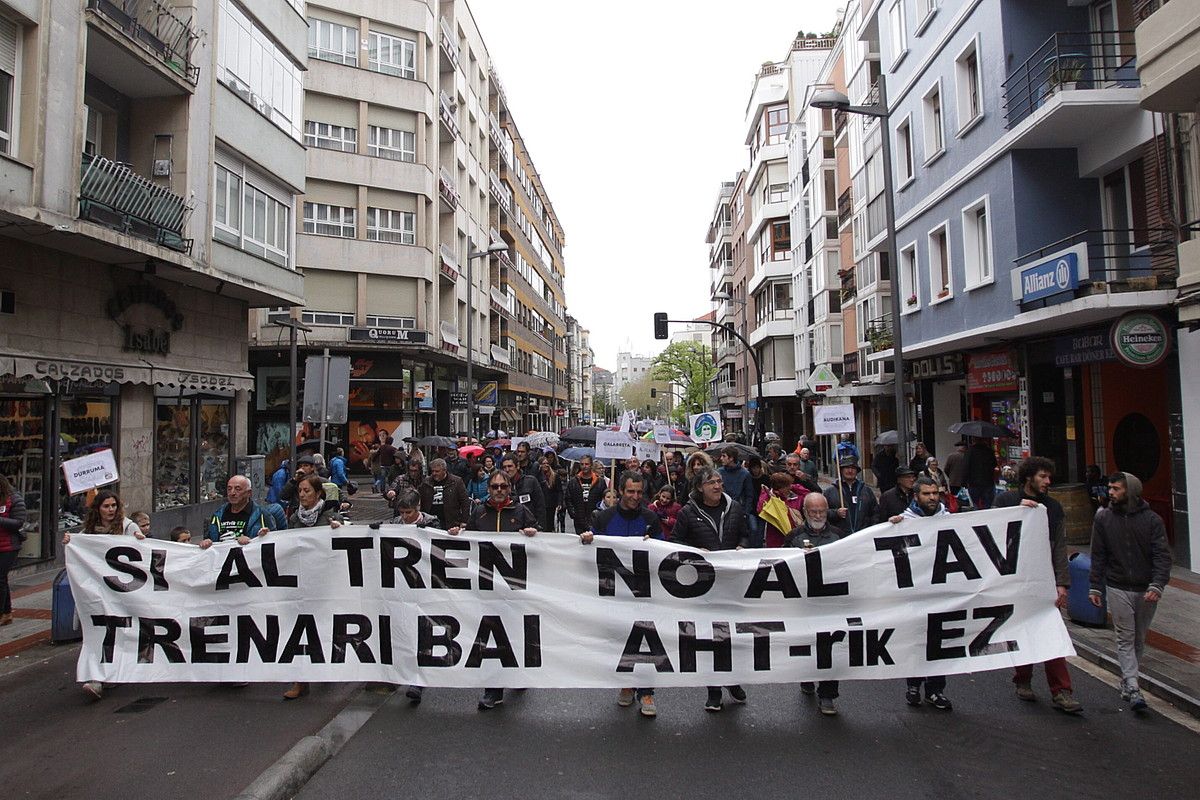 Tren sozialaren aldeko manifestazio jendetsua egin zuten atzo Gasteizen. ENDIKA PORTILLO / FOKU.