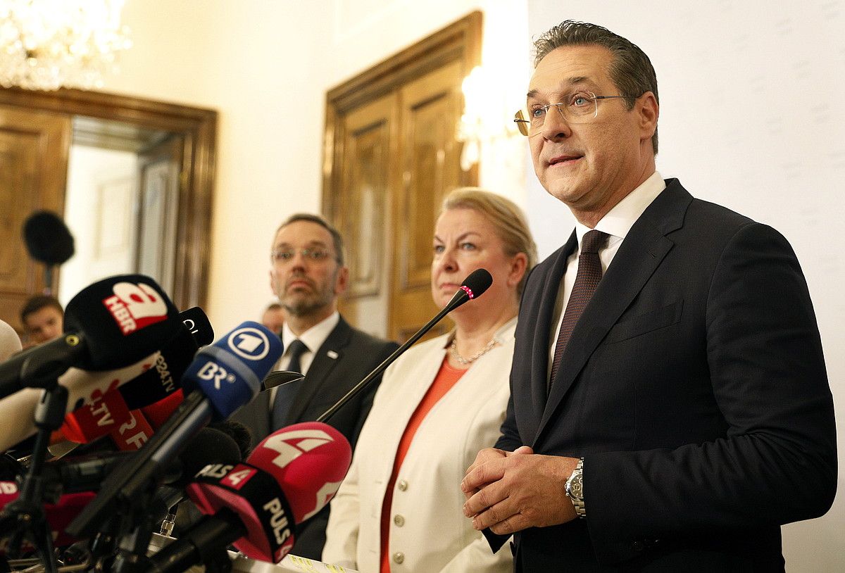 Heinz-Christian Strache, atzo, Vienan, dimisioa emateko deitutako prentsaurrekoan, azalpenak ematen. FLORIAN WIESER / EFE.