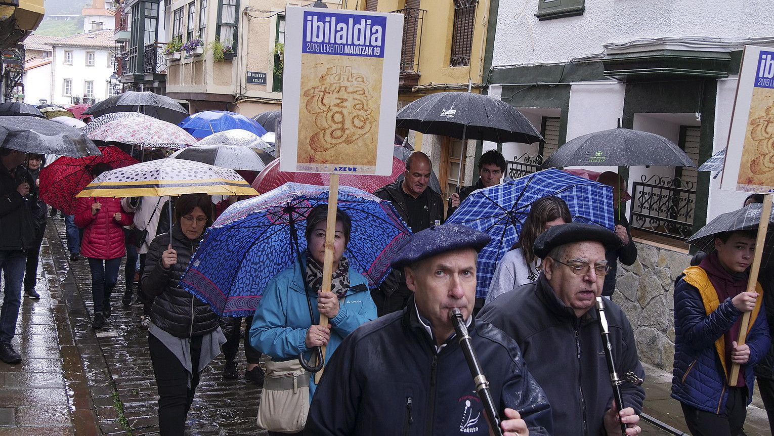 Plaza indargune. Lekeitioko plazan lortu zuten jai giroari eustea. MONIKA DEL VALLE / @FOKU.