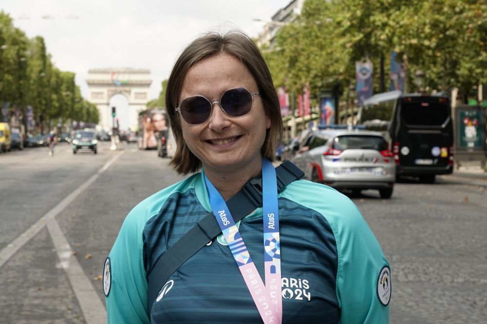 Aurelia Denis gimnasta boluntario lanetan ari da Pariseko Olinpiar Jokoetan. OLI ARTOLA APEZTEGIA Aurelia Denis gimnasta boluntario lanetan ari da Pariseko Olinpiar Jokoetan. OLI ARTOLA APEZTEGIA