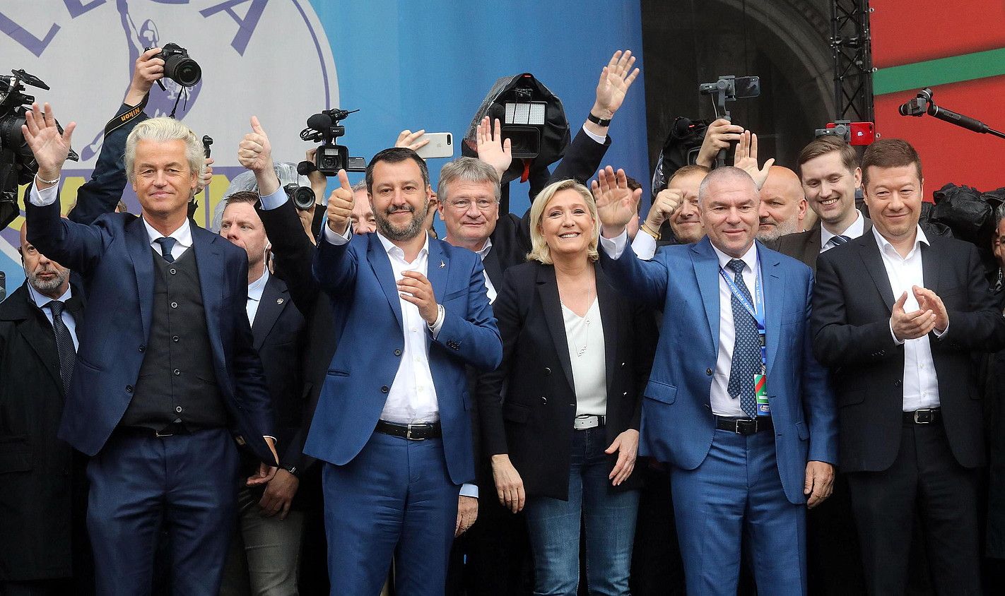 Ezkerretik eskuinera, Wilders Herbehereetako eskuin muturreko liderra, Salvini Italiakoa eta Le Pen Frantziakoa, iragan asteburuan, Milanen. MATTEO BAZZI / EFE.