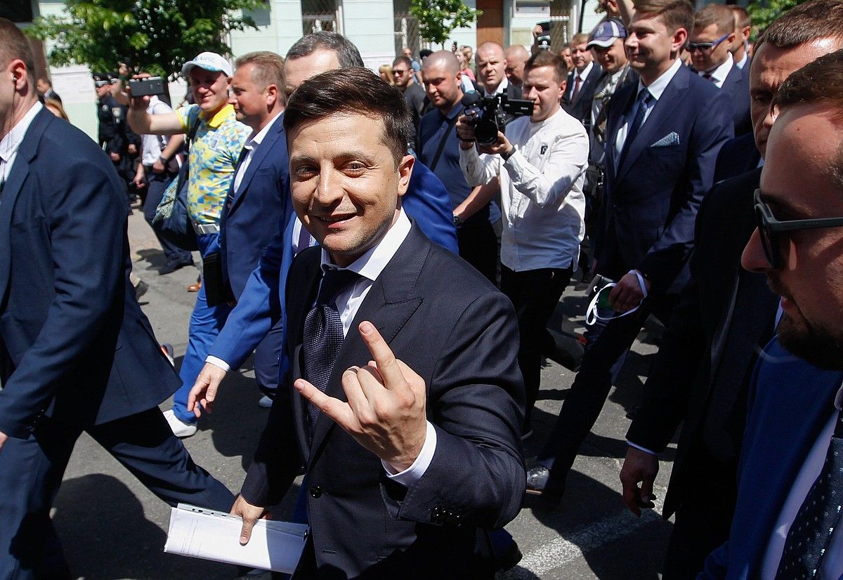 Volodimir Zelenski parlamentura bidean presidente kargua hartzeko ekitaldia egiteko, atzo, Kieven. STEPAN FRANKO / EFE. Volodimir Zelenski parlamentura bidean presidente kargua hartzeko ekitaldia egiteko, atzo, Kieven. STEPAN FRANKO / EFE.