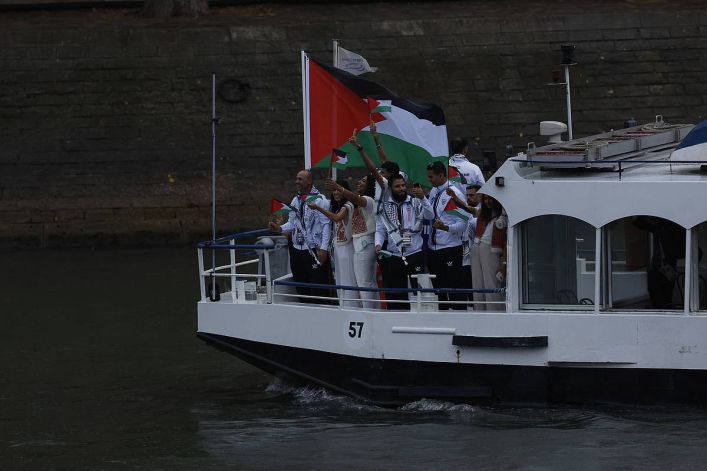 Palestinako kirolarien ontzia Paris 2024 Olinpiar Jokoen hasiera ekitaldian. JULIO MUÑOZ | EFE Palestinako kirolarien ontzia Paris 2024 Olinpiar Jokoen hasiera ekitaldian. JULIO MUÑOZ | EFE