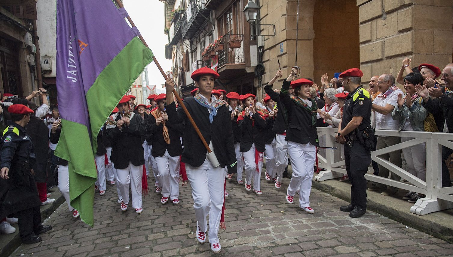 Jaizkibel konpainiako kideak, iragan irailaren 8ko desfilean, erakunde publikoetako ordezkarien aurretik igarotzen. JUAN CARLOS RUIZ / FOKU. Jaizkibel konpainiako kideak, iragan irailaren 8ko desfilean, erakunde publikoetako ordezkarien aurretik igarotzen. JUAN CARLOS RUIZ / FOKU.