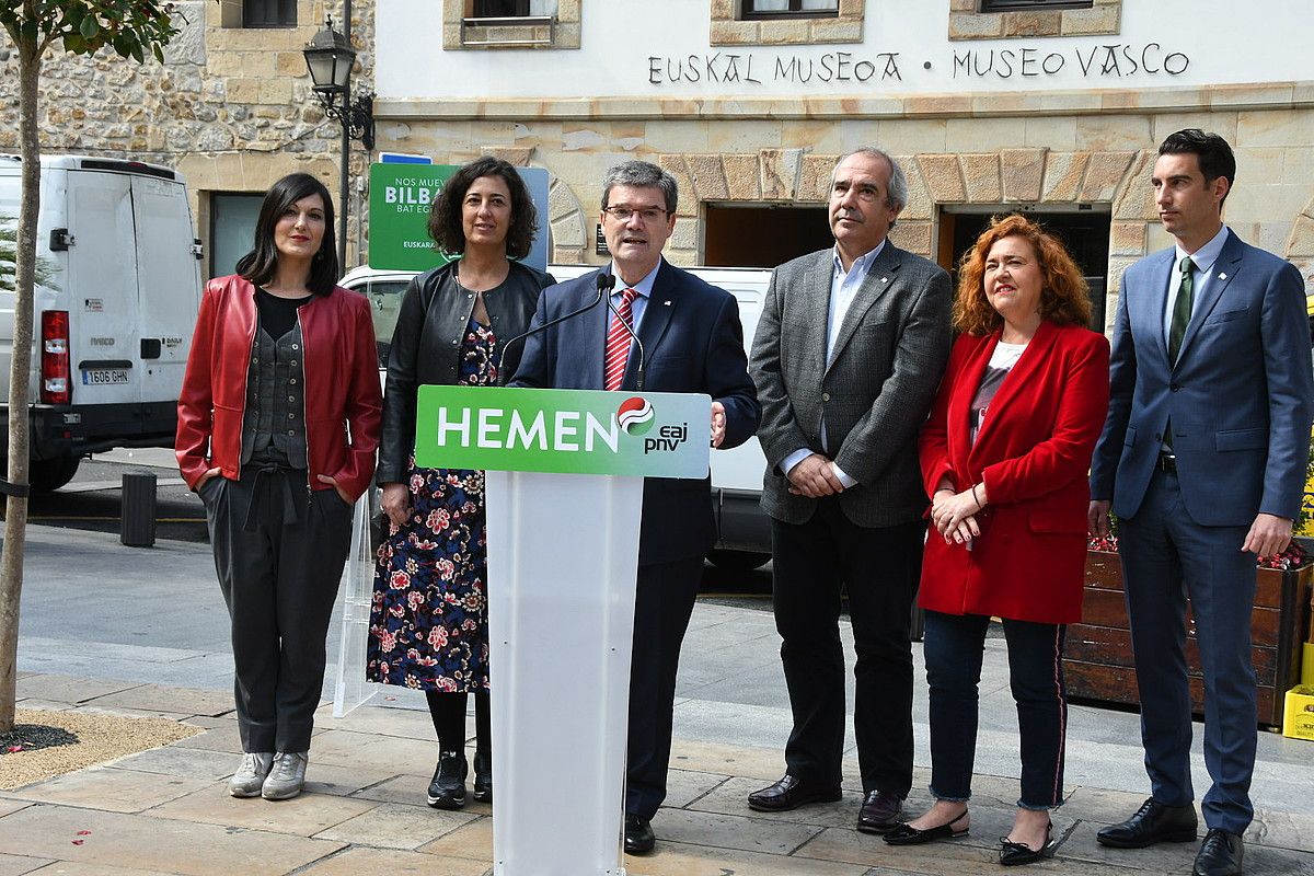 Juan Maria Aburto eta haren taldeko hautagaiak, atzo, Bilbon. BERRIA. Juan Maria Aburto eta haren taldeko hautagaiak, atzo, Bilbon. BERRIA.